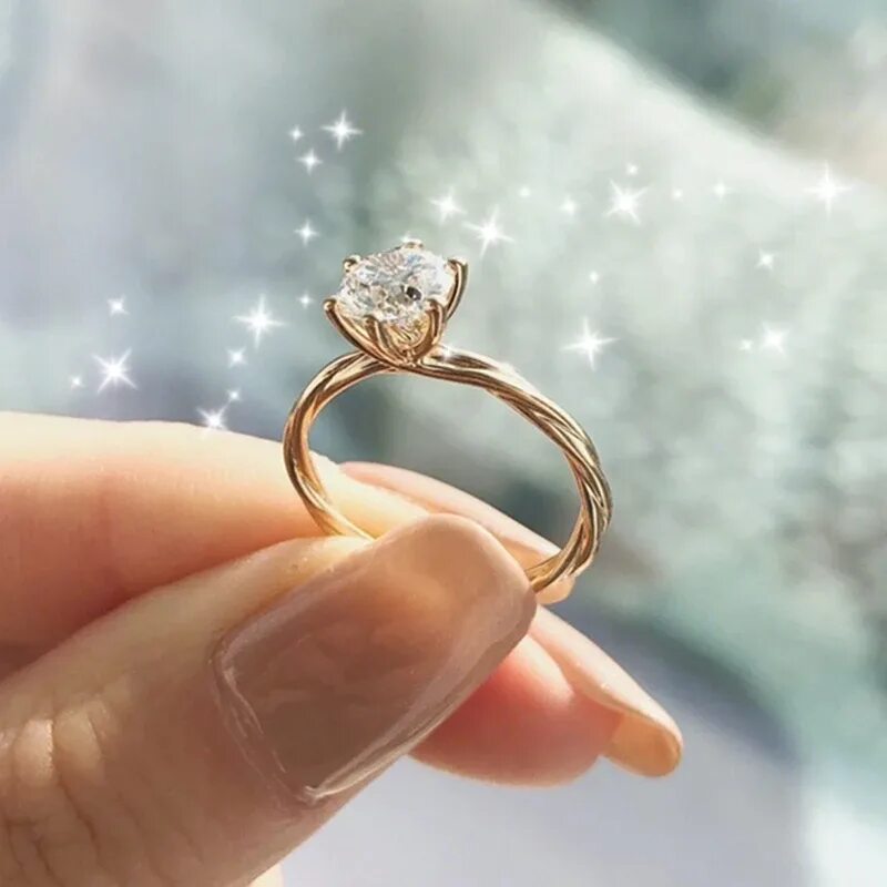 Простое кольцо девушке. Золотое кольцо с муассанитом. Красивые кольца. Кольцо для предложения. Кольцо с бриллиантом.
