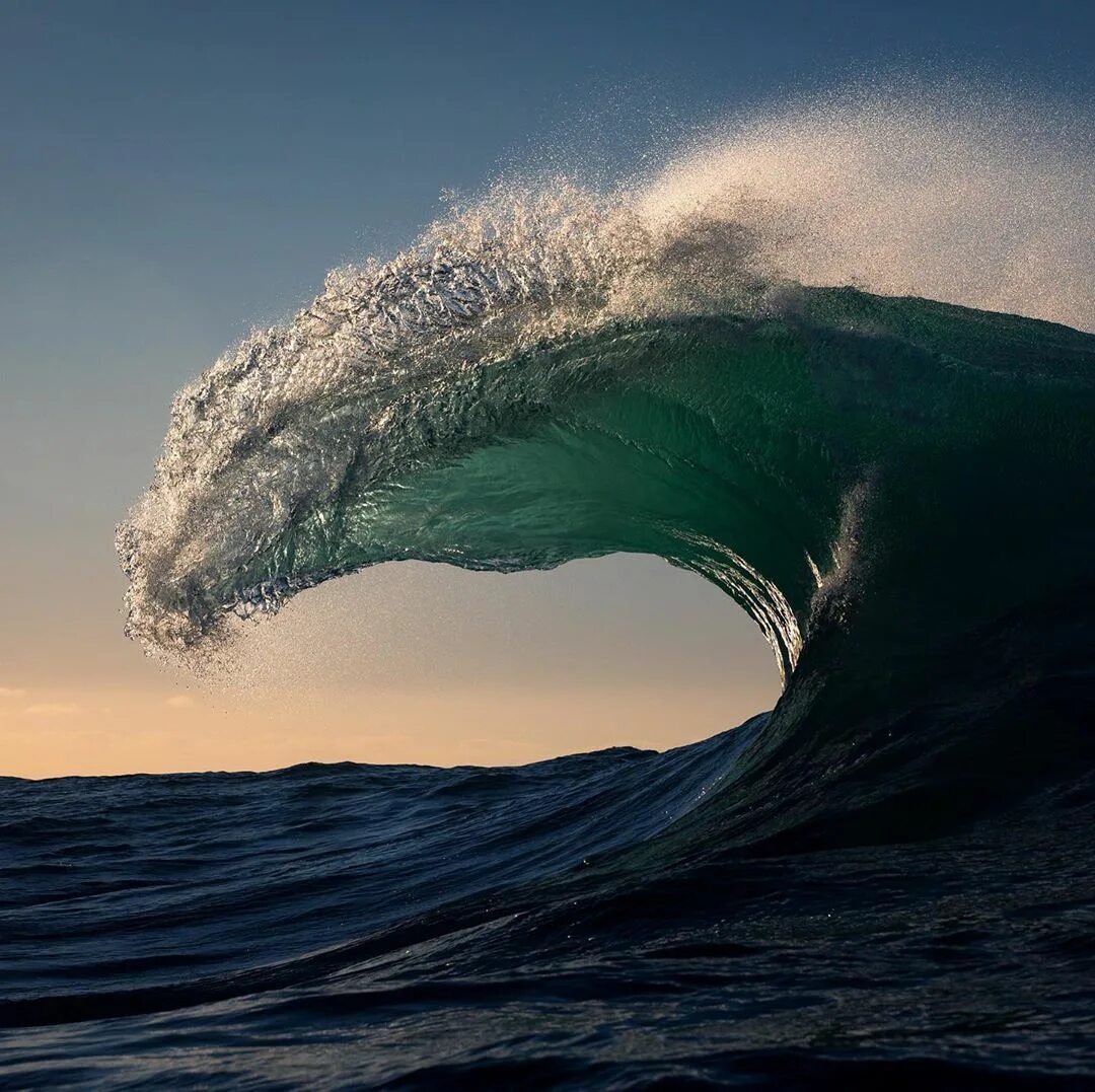 Волновой гребень. Уоррен Килан волны. Уоррен Килан фотограф. На гребне волны. Огромные волны.