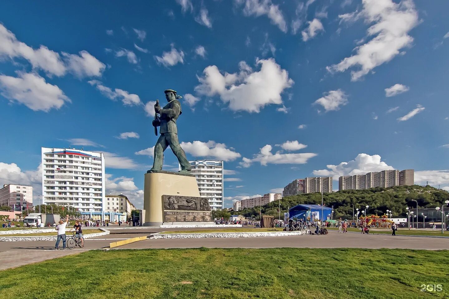 Североморск. Североморск памятник героям североморцам. Памятник героям-североморцам, защитникам Заполярья. Памятник защитникам Заполярья Североморск. Приморская площадь Североморск.