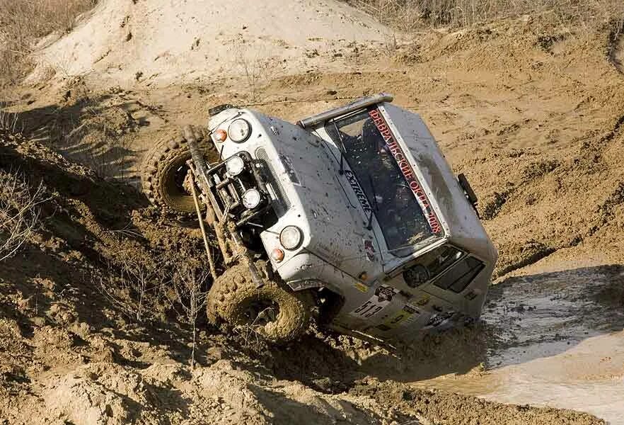 Внедорожный спорт. Внедорожные трассы. Джип перевернулся. Тойота тундра джиппинг. Трасса для трофи.