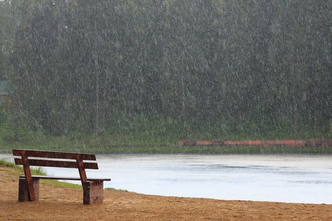 Спорый дождь. Ливень. Дождь на реке. Дождливое лето. Дождь фото.