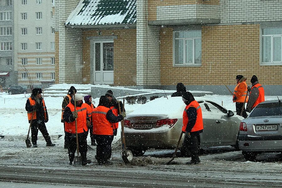 Уборка прилегающей территории. Работа дворником в тамбове. Дворник на трактор. Дворник казань. Дворники рабочие.