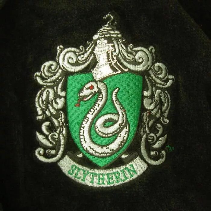 Салазара слизерина гарри поттер. Слизерин арт факультет. Салазар слизерин змея. Слизерин как выглядит. Гарри поттер крестражи медальон слизерина.