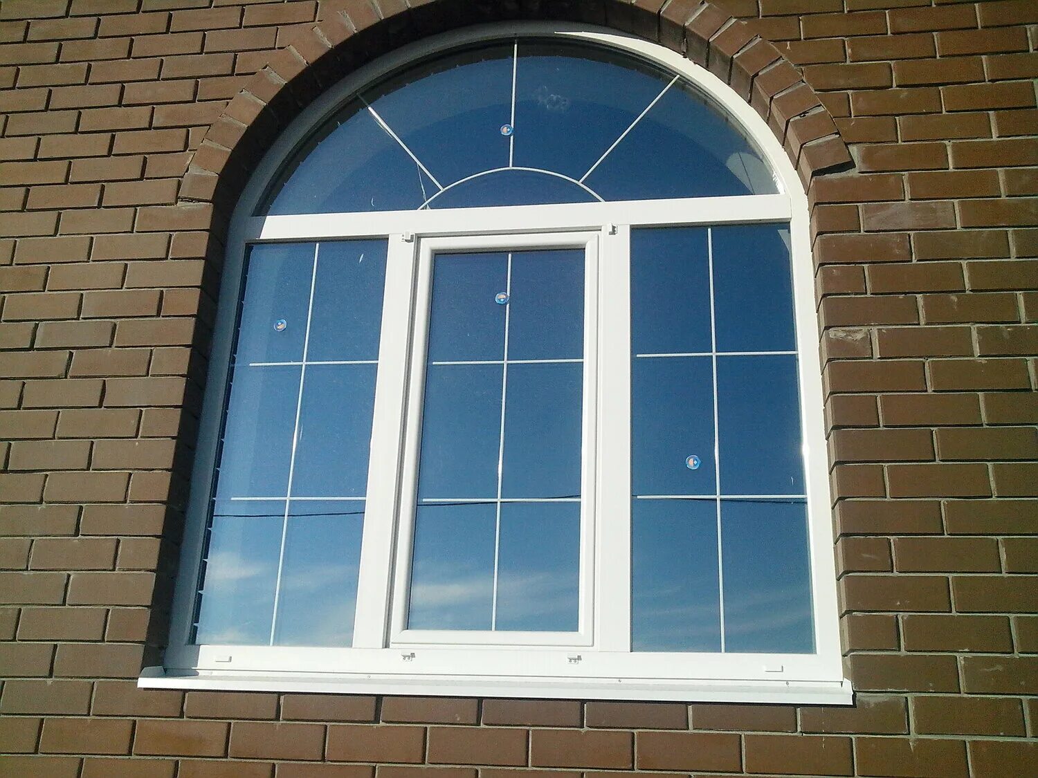 пластиковое окно снаружи. пластиковые окна оскол. пвх профиль ламинация akfa. деревоалюминиевые окна aluron. оконная компания радуга анапа.