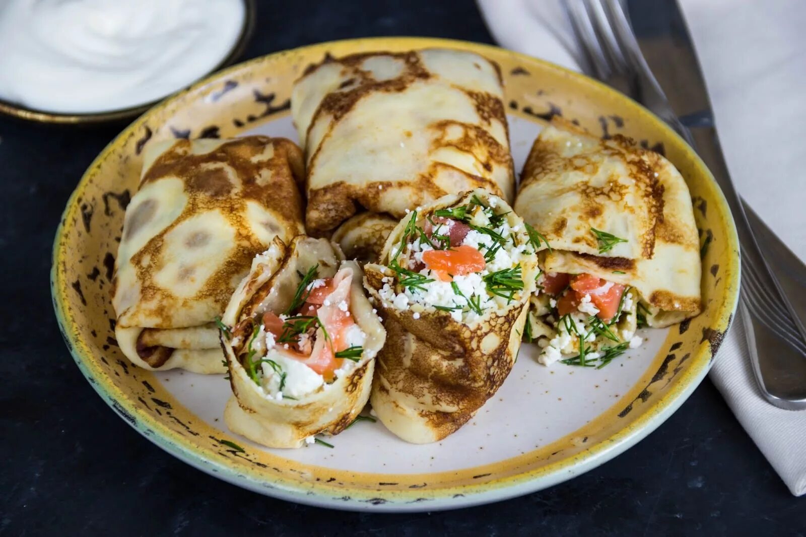 Закуски с блинами фото. Блины с начинкой. блины с разными начинками. закуски с блинами. блинчики на праздничный стол.