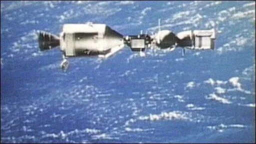 17 июля 1975 года. Союз Аполлон 1975. Союз Аполлон космический корабль. Полет Союз Аполлон. Союз-Аполлон космос советско-американский полет.