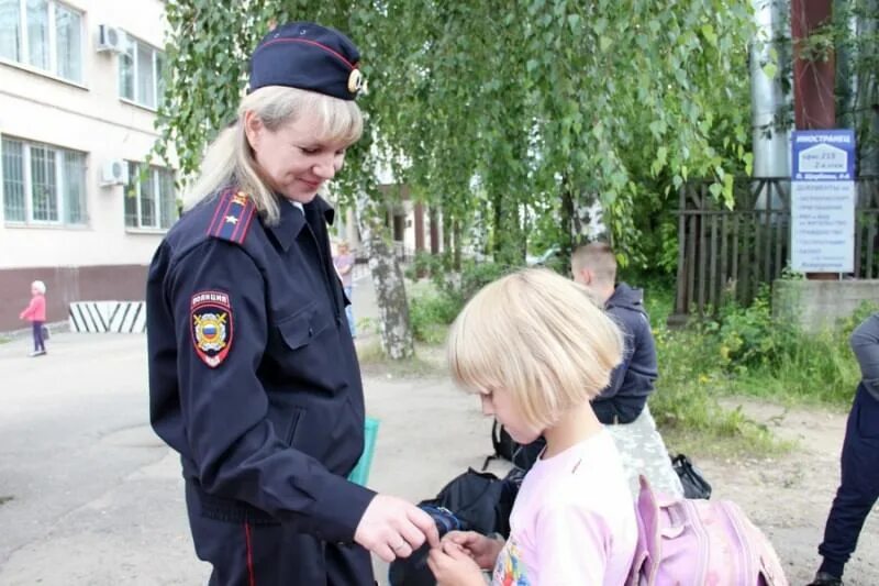 Подросток и полиция. Инспектор по делам несовершеннолетних. С праздником по делам несовершеннолетних. Сотрудница пдн. Пдн.