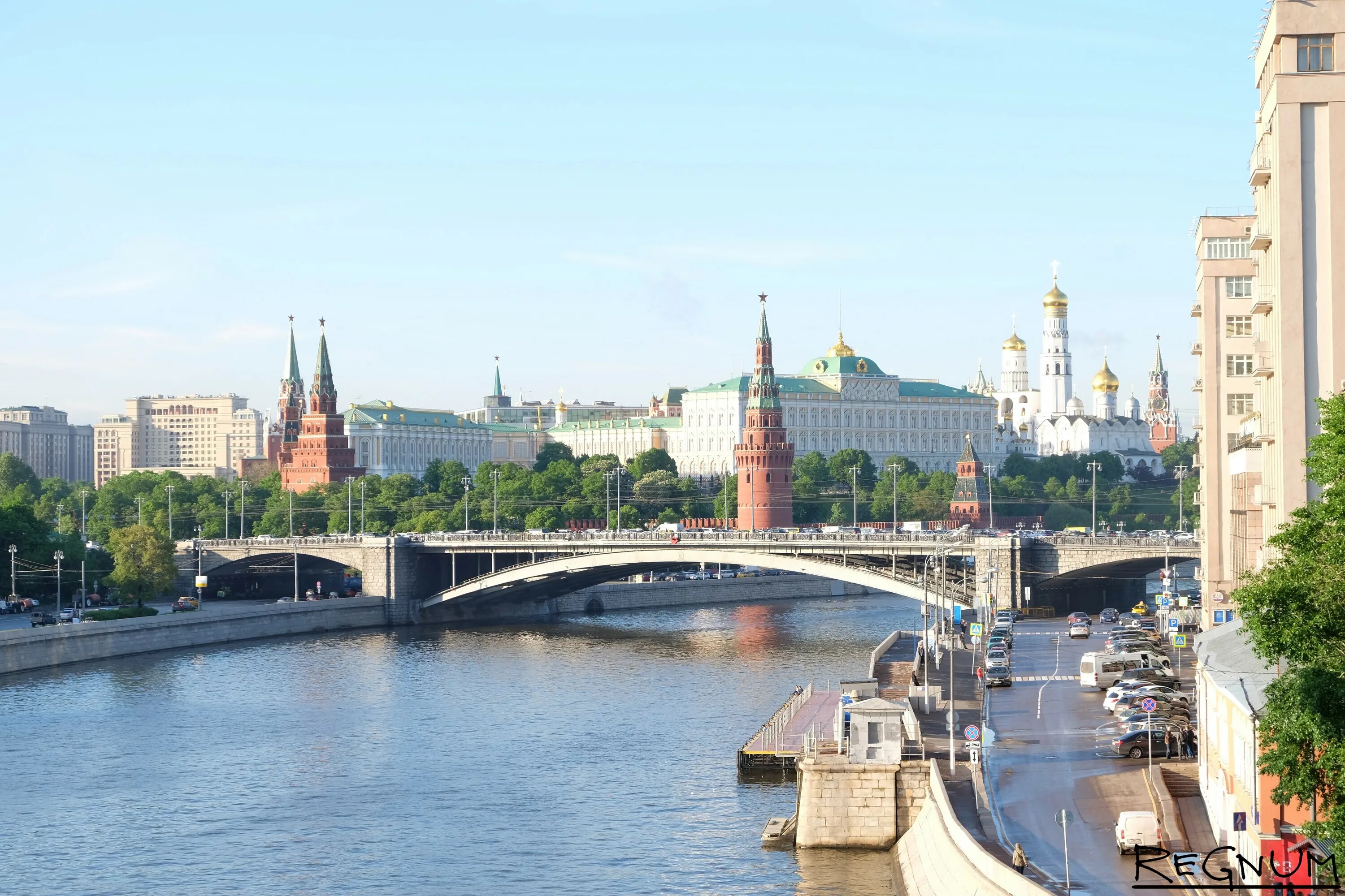 Москва открытое 16. Кремлевская набережная Москва. Старая Кремлевская набережная Москва. Кремлевская набережная Москва BKK.cnhfwbz. Обои на рабочий стол Москва утром.