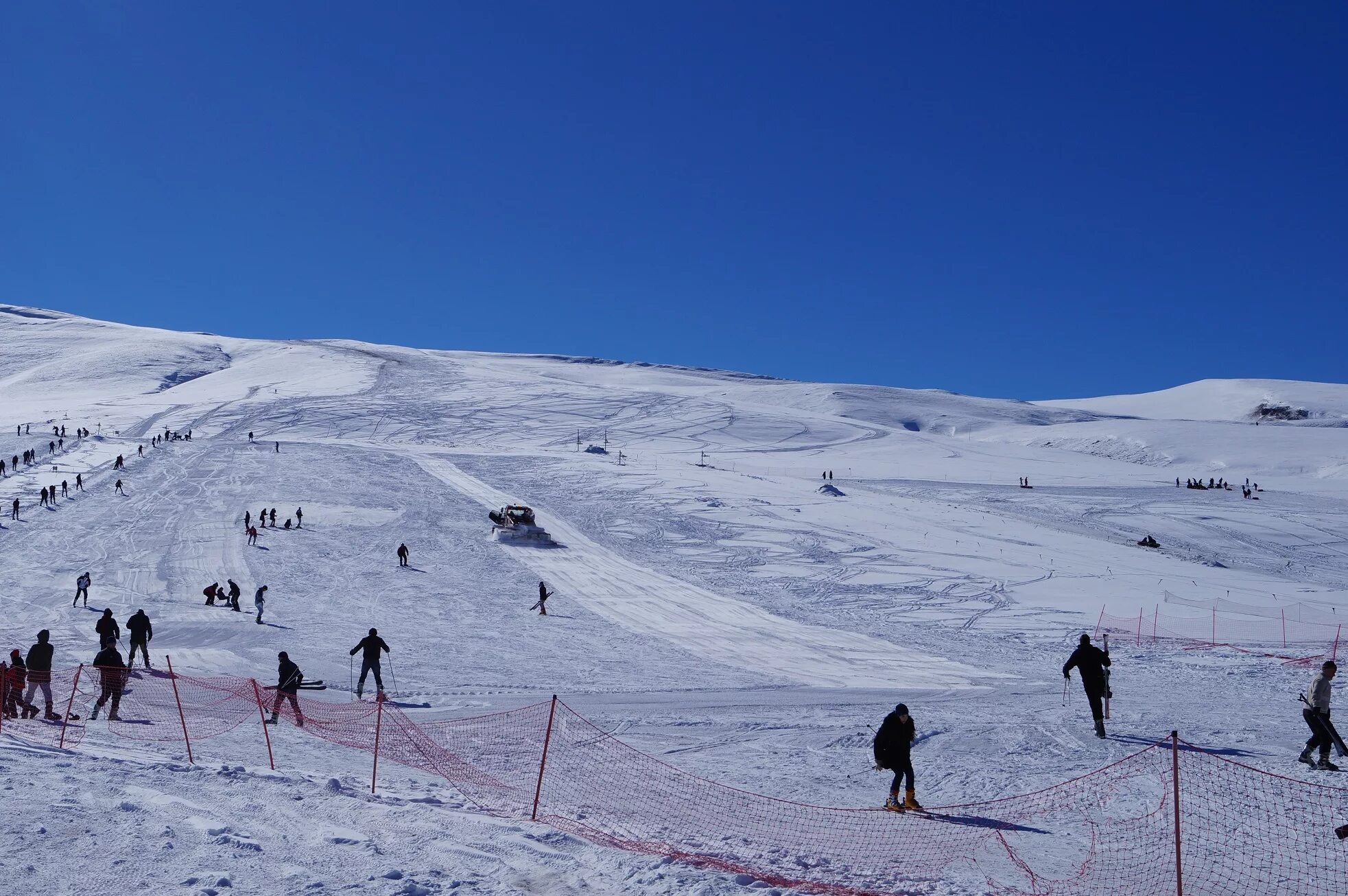 Чиндирчеро горнолыжный курорт. Горнолыжная база «чиндирчеро», с. Гора чиндер чиро. Горнолыжная база чиндирчеро в дагестане. Горнолыжка в дагестане чиндирчеро.