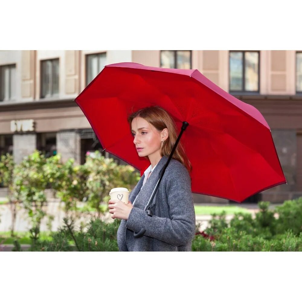 Красный наоборот. Человек со сложенным зонтом. Зонт наоборот "красный цветок". Шкафы для хостелов. Зонт перевертыш садовод.