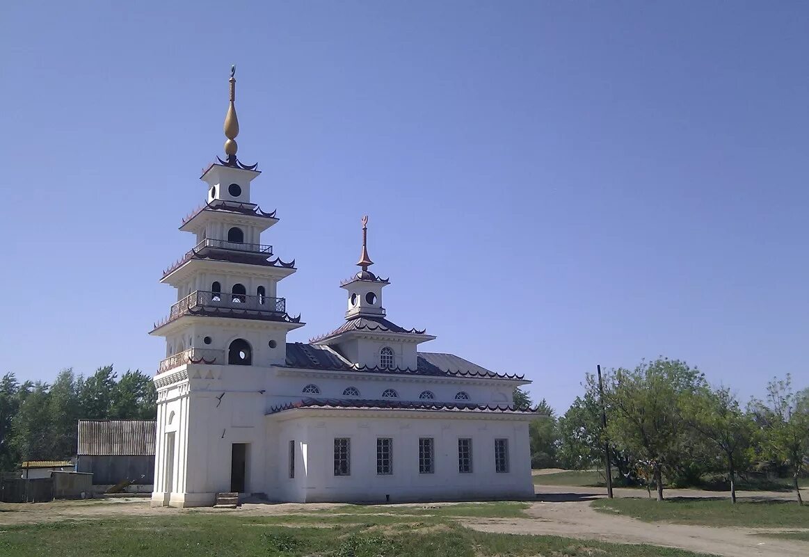 Астрахань Хошеутовский хурул буддийский храм. Буддийский храм в Астрахани. Астрахань речное хурул. Хошеутовский хурул