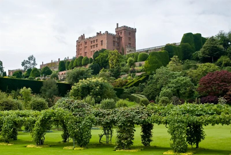 Замок шатобриан. Шотландия осень замки. Гарден парк в британии. Англия. Замок говард сад стиль.