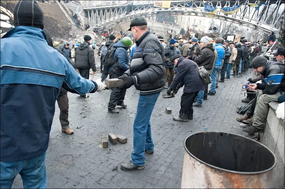 Майдан 2014 причины кратко и понятно. Евромайдан на Украине в 2014. Мост на Майдане. Евромайдан фото.