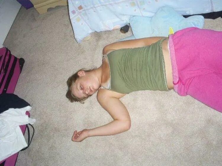Пьяную спящую. Общага #sleeping passed out drunk drugged. т****** спящую little. daughter upshorts sleep. drunk stream.
