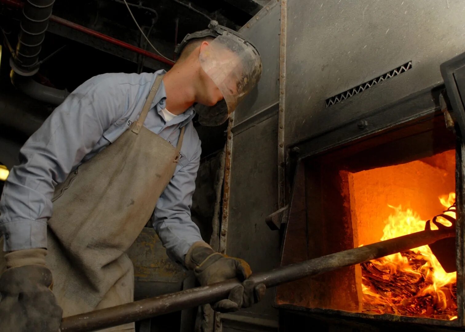 Топка печи кочегар котельная. Уголь в печи. Кочегар паровоза. Уголь в топку. Паровозная топка.