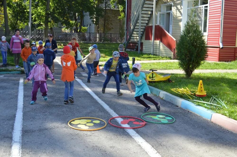Спортивные эстафеты в доу. Спортивное развлечение в детском саду. Эстафеты по ПДД В детском саду. Летние развлечения в детском саду. Спортивное мероприятие в детском саду на улице.