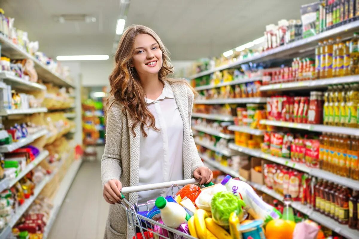 You often go shopping. Покупатель в магазине. Девушка в магазине продуктов. Покупатель продуктов. Девушка с корзиной супермаркет.