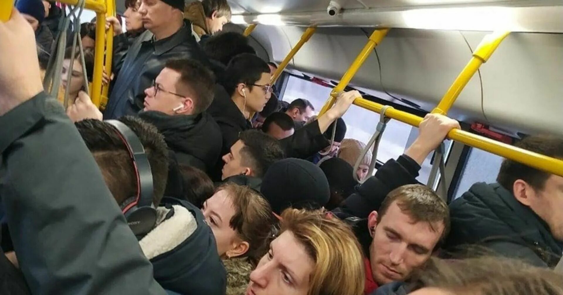 В автобусе более одного пассажира. Толпа людей в автобусе. переполненный общественный транспорт. давка в автобусе. автобус битком.