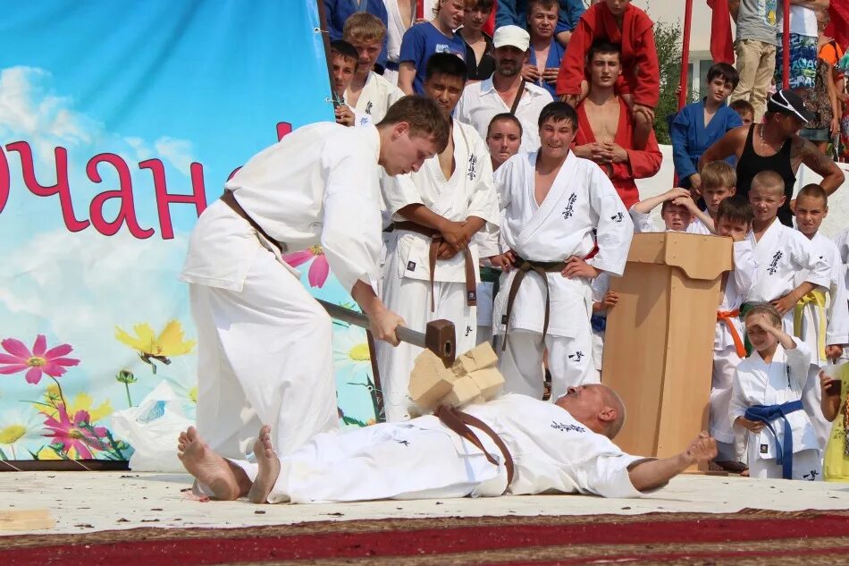 Каратэ стадион. Арсений астаник каратист. Показательные выступления по киокусинкай карате. Показательные выступления каратэ на свежем воздухе. Ктоян вартан микаелович тренер.