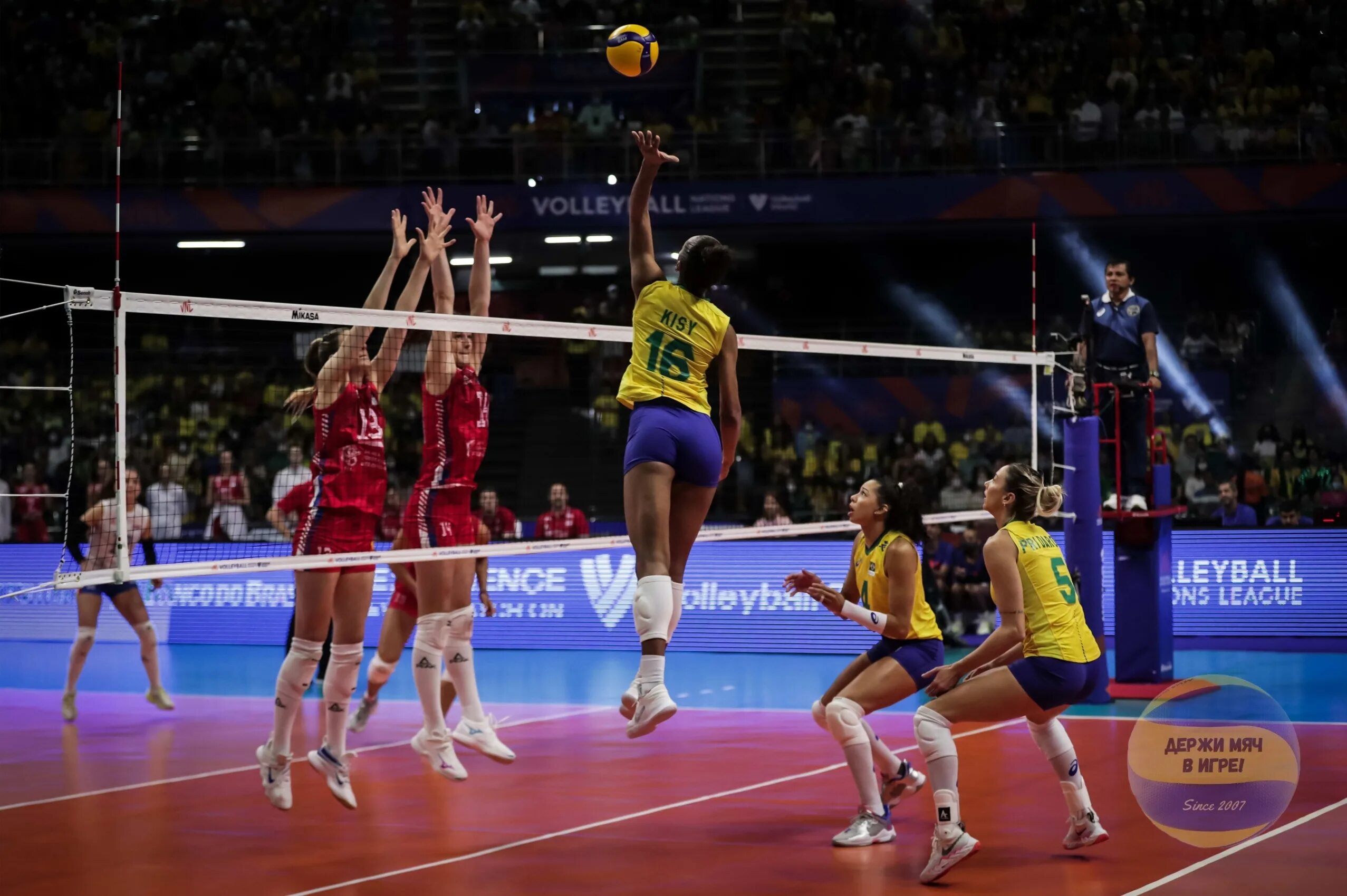 Игра финал волейбол. Волейбол игра Россия Бразилия. Волейбол женщины Россия Бразилия. Сербия волейбол женщины. Бразильский волейбол ногами.