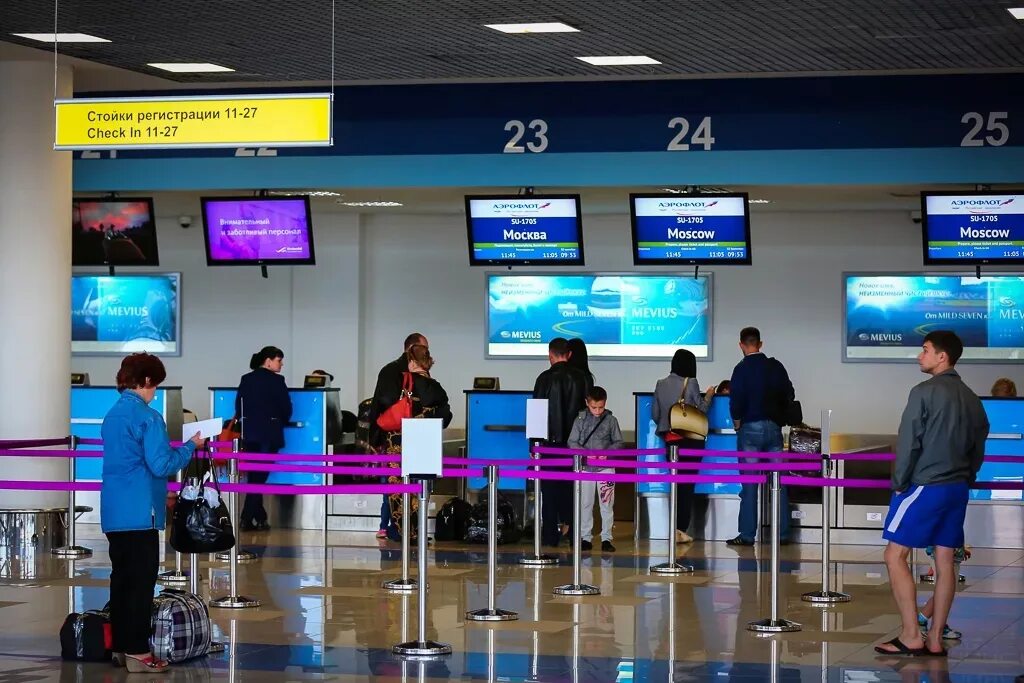Аэропорт хабаровск выход 6. Аэропорт хабаровска стойка бизнес регистрации. Регистрация в аэропорту хабаровска. Стойка регистрации в аэропорту казани. Хабаровский аэропорт барист фото.