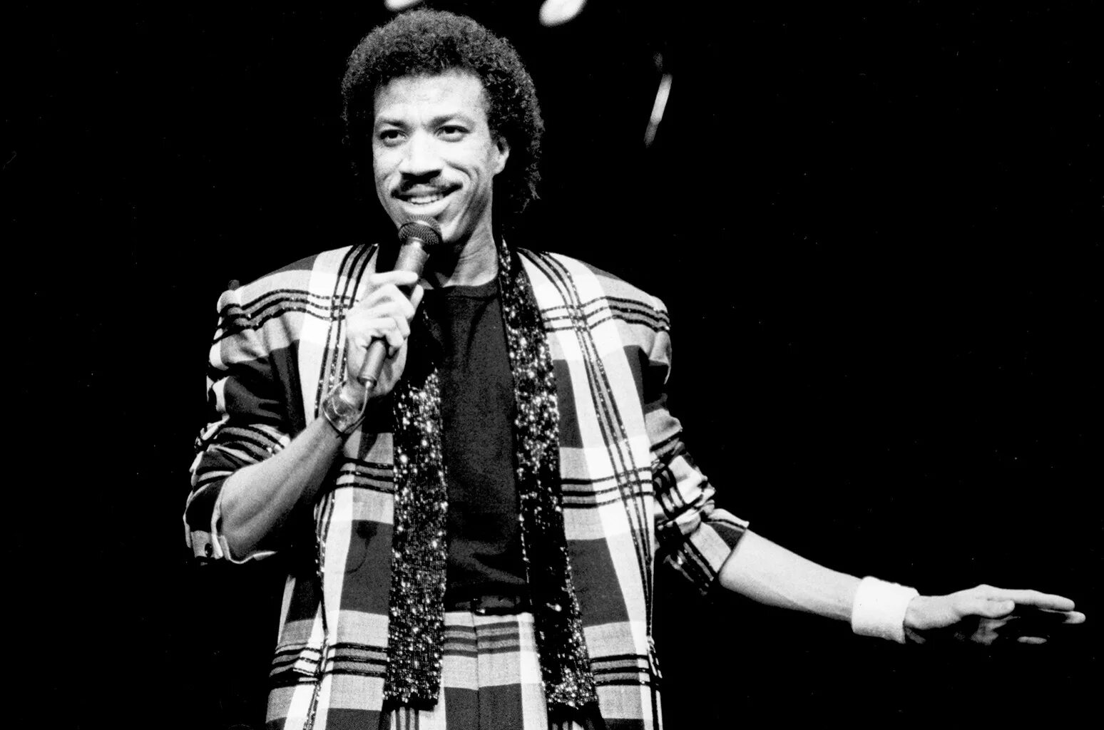 Слушать песни ричи. Певец лионель ричи. lionel richie в молодости. lionel richie 80s. лайонел ричи в 80.