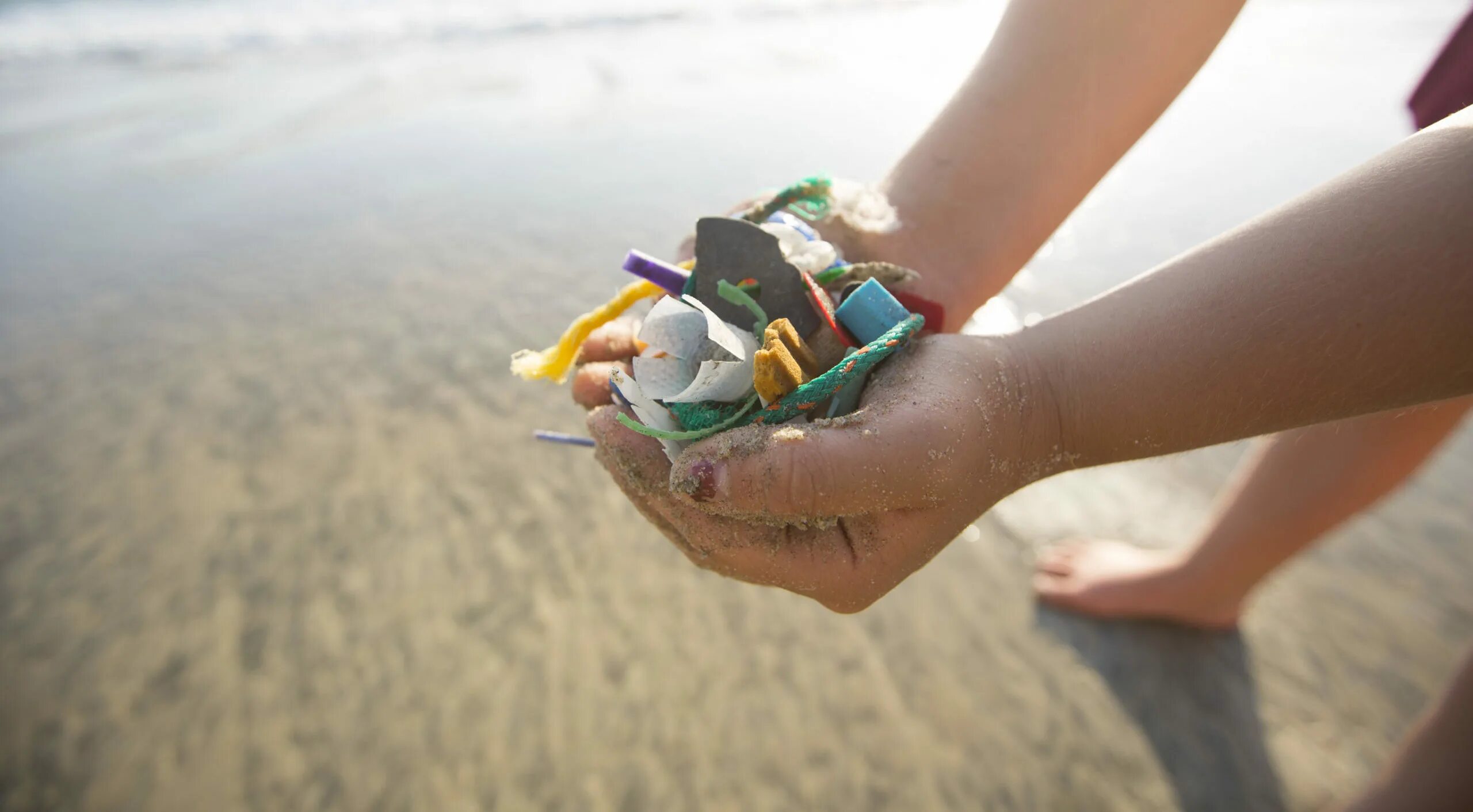 Beach clean. Очистка пляжа. Clean Beach. Люди чистят пляж. Клин пляж.