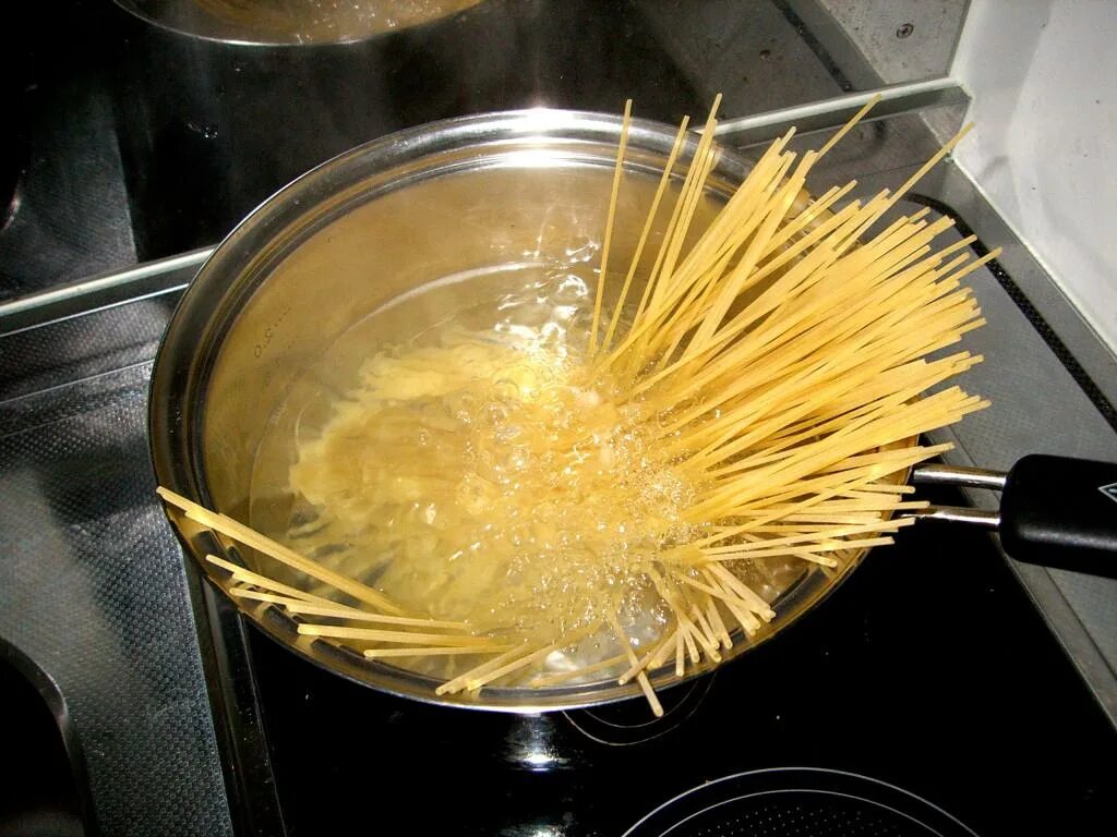 Как варить длинные макароны. Макароны в кастрюле. Отваренные макароны. Кастрюля для спагетти. Для варки спагетти.