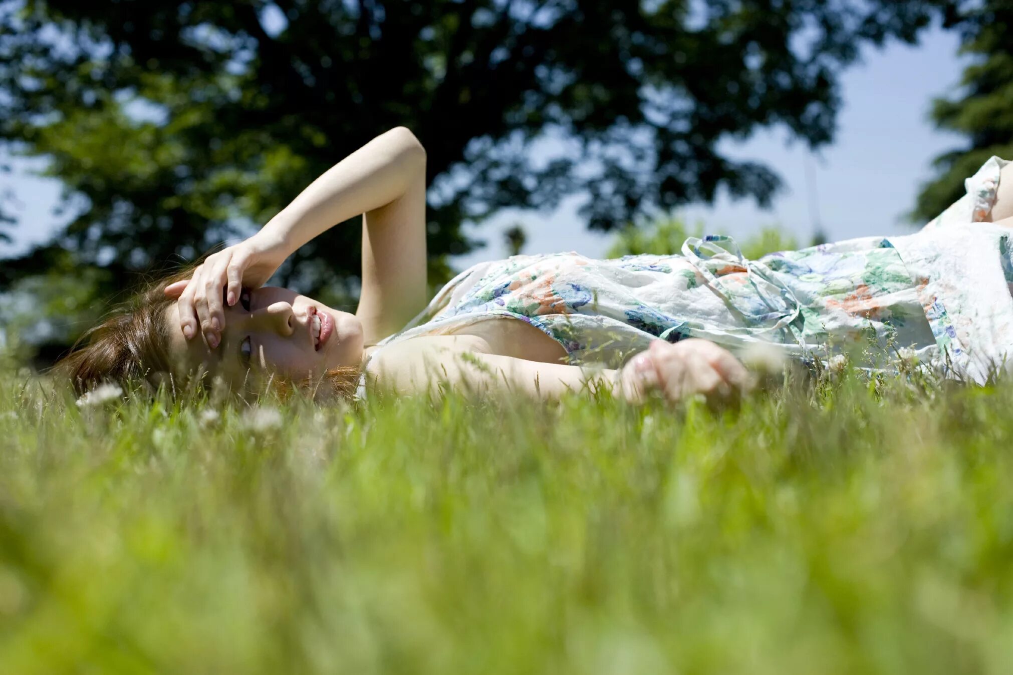 Девушка лежит. Девочка лежит на диване. Девушка лежит. Песня где девушка лежит. Георгий чернядьев.