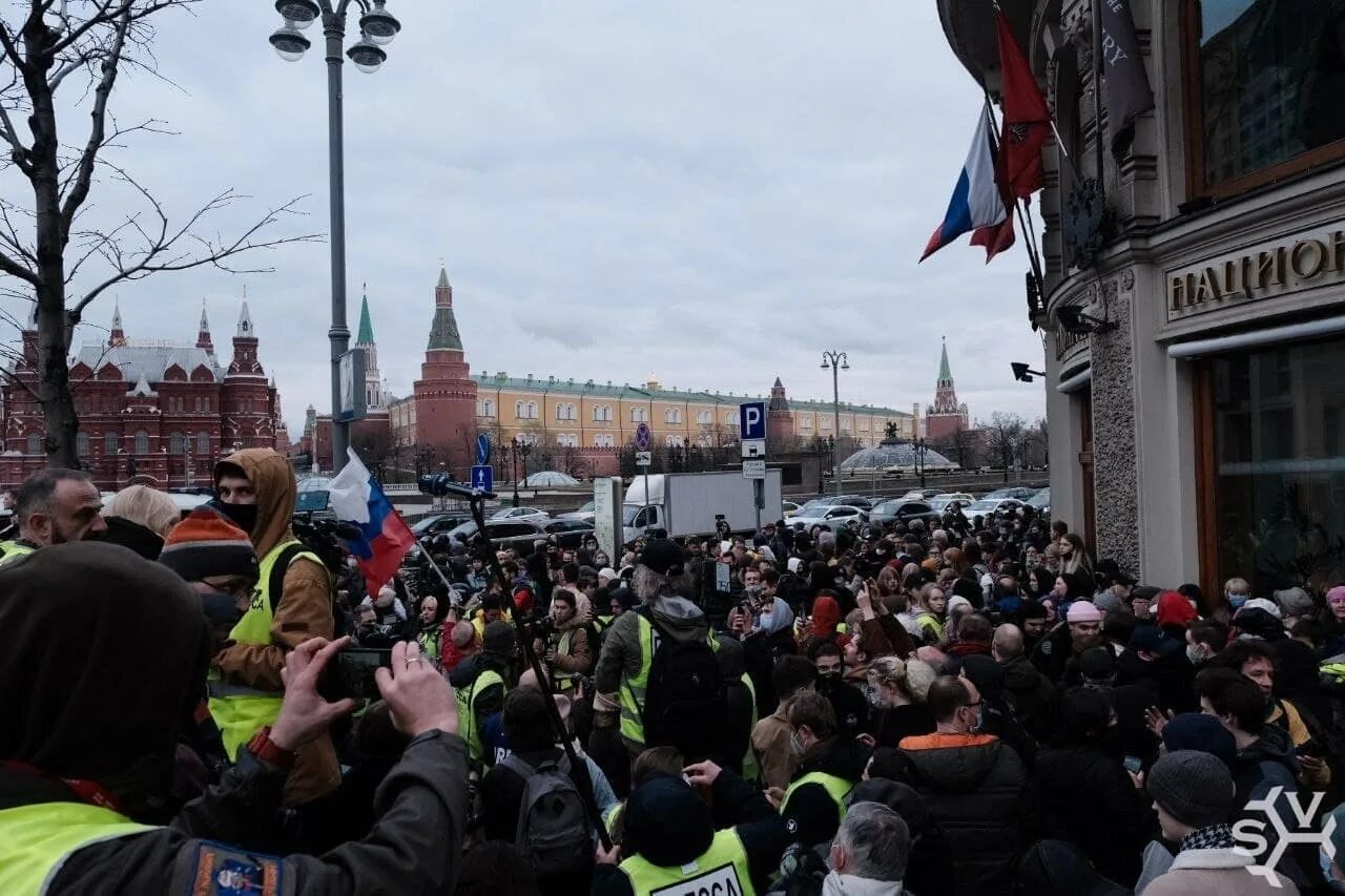 Август 1991 митинг на Тверской Манежная площадь. Манежная площадь Москва митинг 2011. Митинги на Манежной площади 2017. С места событий.