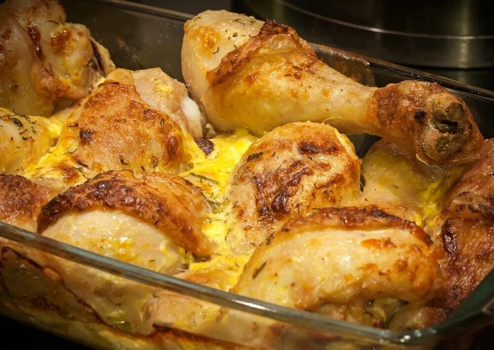 Печено пиле. Курица с картошкой в духовке. Куриные голени с картошкой в духовке. Голень запеченная в духовке с картошкой. Картошка с курицей в духовке в стеклянной.