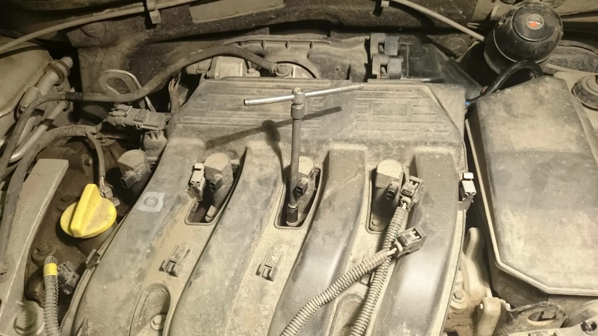 Система зажигания рено дастер. 0 провода зажигания. Замена свечей зажигания рено дастер 1. Разъем катушки рено дастер 2 литра. Разъем катушки рено дастер 2 литра.