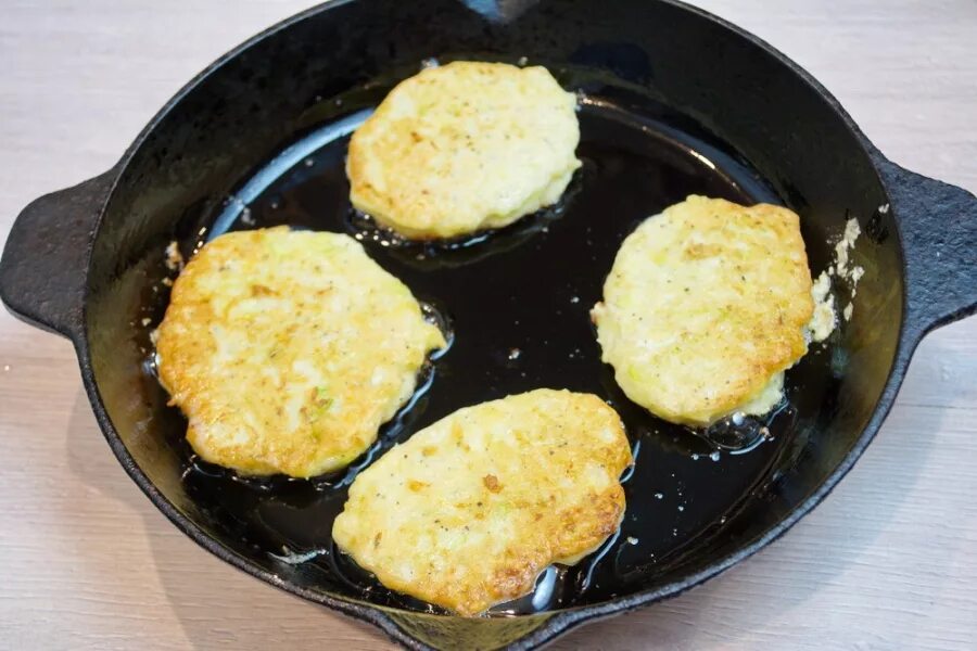 Рецепт котлет из кабачков и картофеля. Котлеты из кабачка и картофеля. котлеты из кабачков на сковороде. котлетки из кабачков и картошки. котлеты из кабачка и картофеля на сковороде.