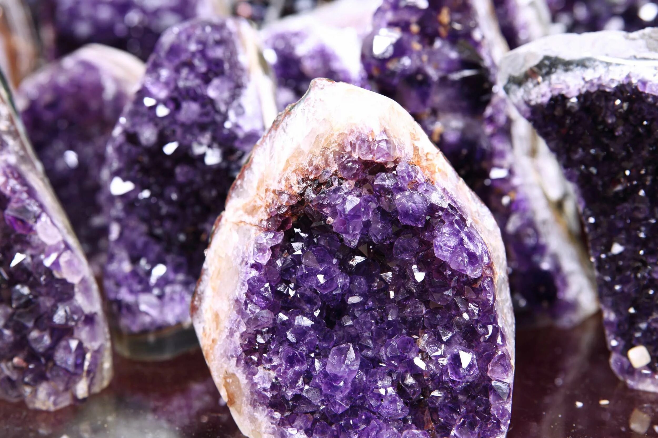 самородки камней аметиста. шевронный аметист камень. самоцвет кристалл аметист. камень аметист видео. аметист волкостров.