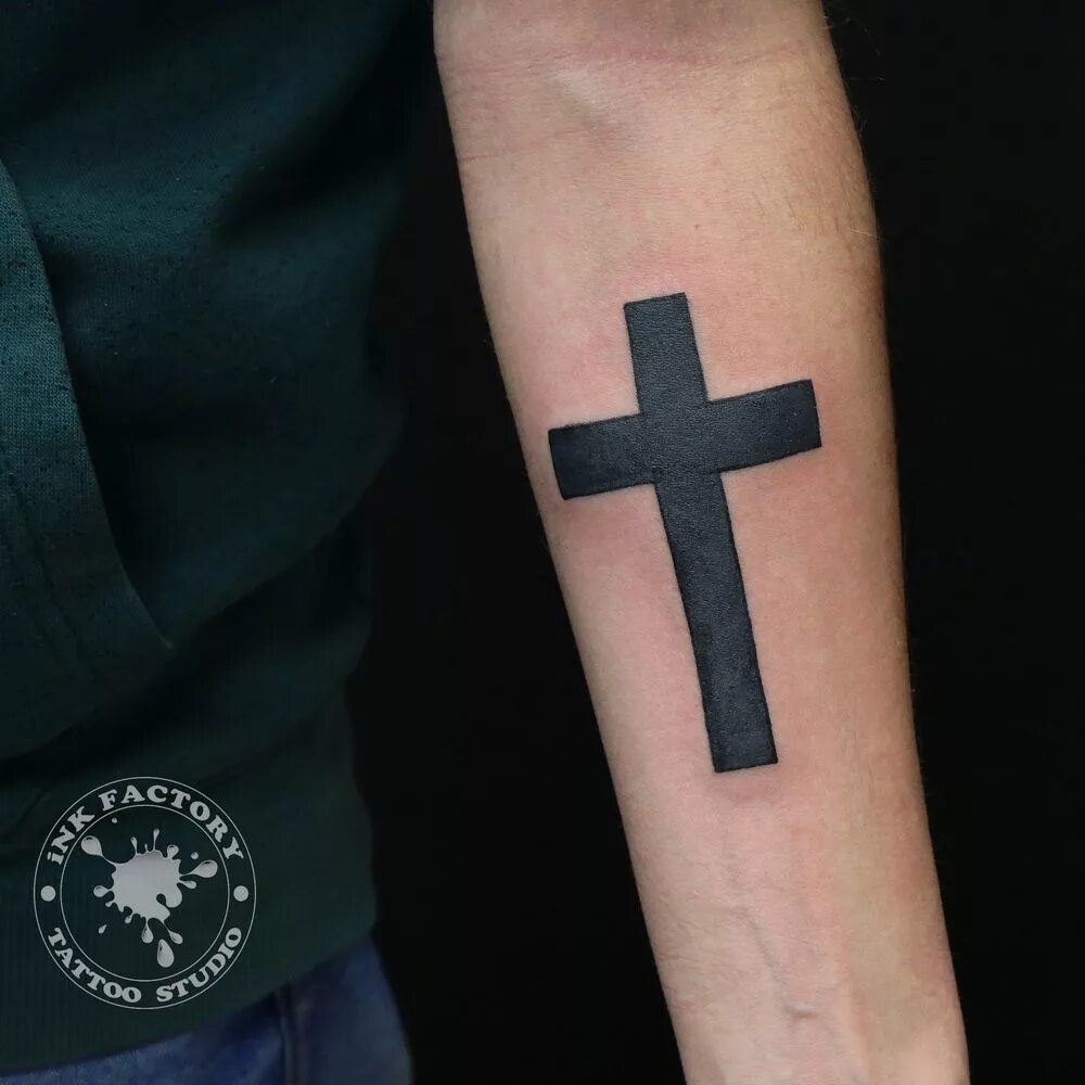 Татуировки крестов мужские. Тату крест. Тату крест на руке. Тату крест на руке мужские. Тату крестик на руке.