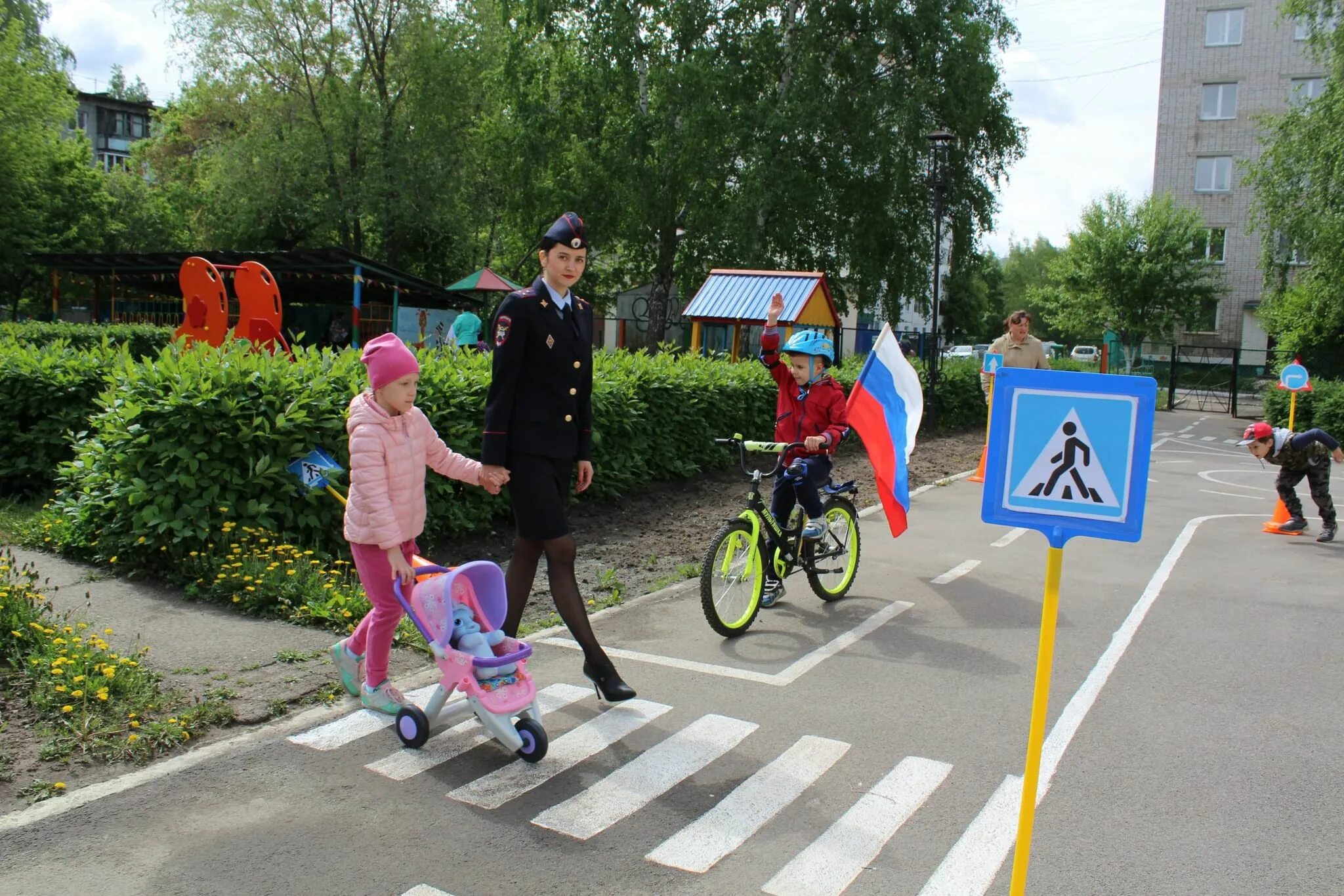 Площадка дорожного движения в детском саду. ПДД В детском саду. Дорожное движение в детском саду. Площадка ПДД В детском саду на улице.