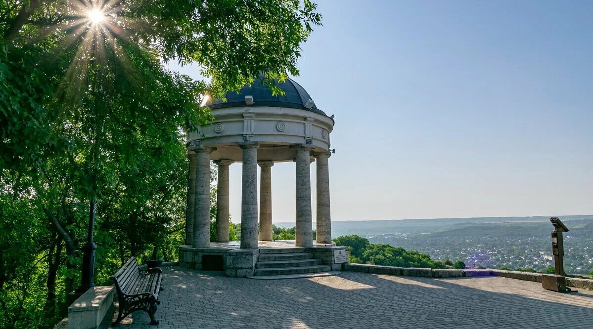 Где можно погулять в пятигорске. Погулять в пятигорске. Пятигорск лес. Гора машук беседка эолова арфа. Пятигорск железноводский парк.