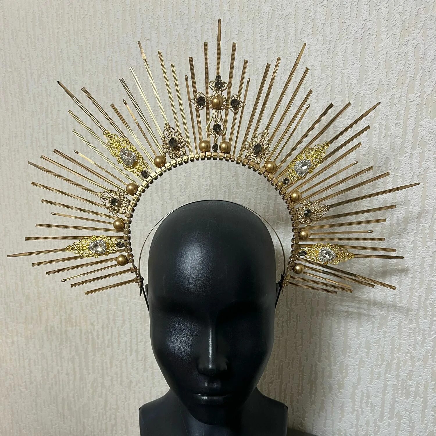 Корона нимб. Девушка в короне нимб. Корона гало. Нимб украшение для головы. Нимб украшение для головы.