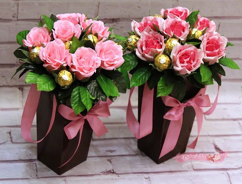 маленькие коробочки с цветами. букет из конфет в коробке. букет из конфет в коробке. конфетные букеты в коробочке. букет с конфетами и цветами.