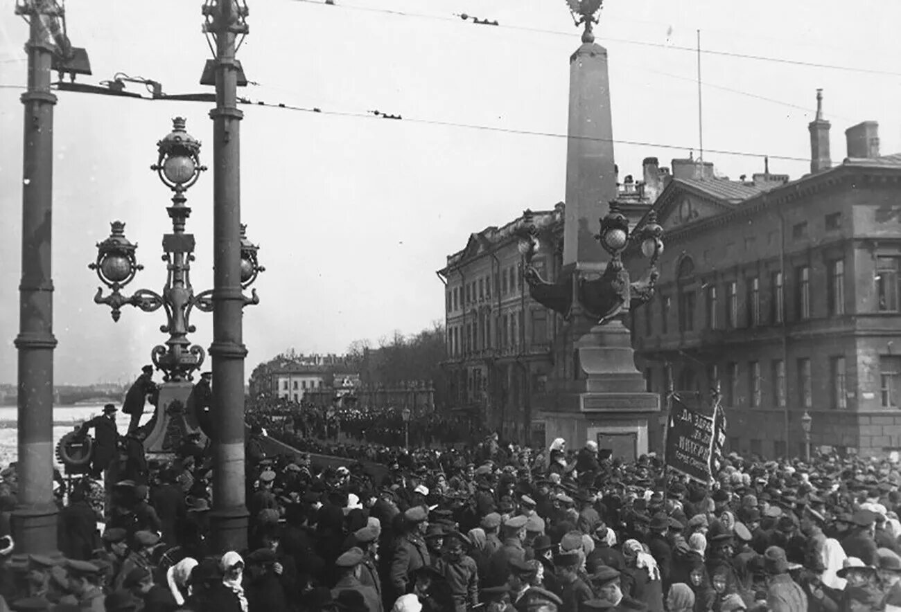 Петроград во времена революции. Первомай в Иваново до революции 1917г. Демонстрация на Дворцовой площади 18 апреля 1917. Революция 1917 года в России Санкт Петербург. Первомай на Троицком мосту в Ленинграде.