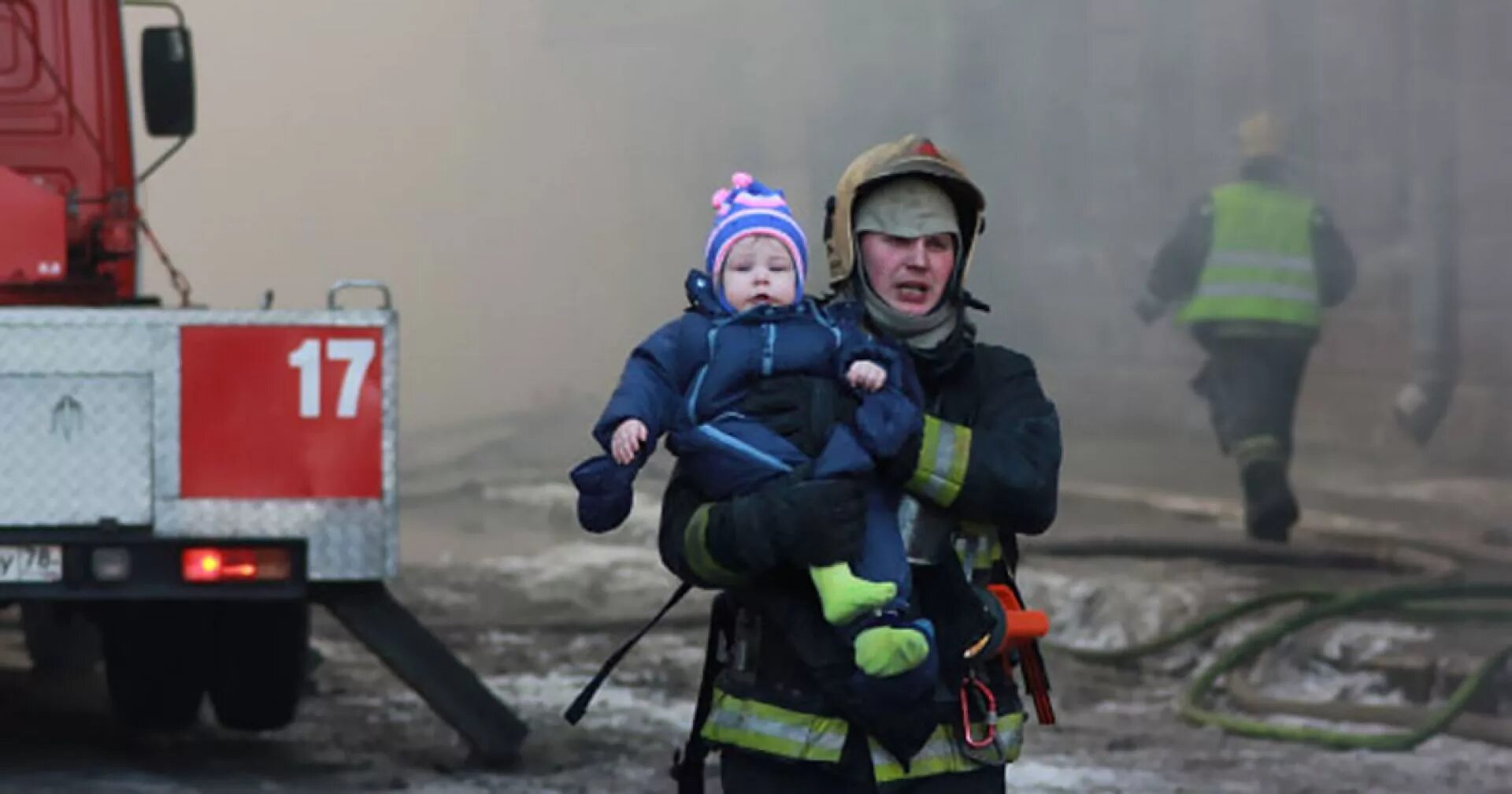 Пожарные МЧС спасают людей. МЧС эвакуировали на пожаре. МЧС спасение пожар. МЧС спасение людей при пожаре.