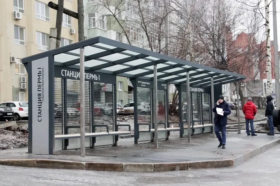 Автобусная остановка Пермь. Навес на остановке общественного транспорта. Остановочный навес современный. Остановочные павильоны открытые.