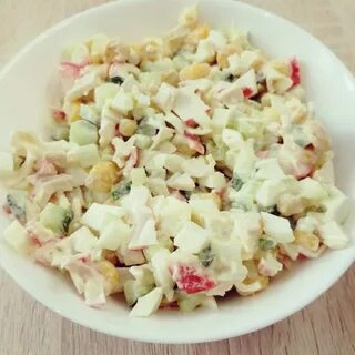 Салат с крабовыми палочками консервированным огурцом