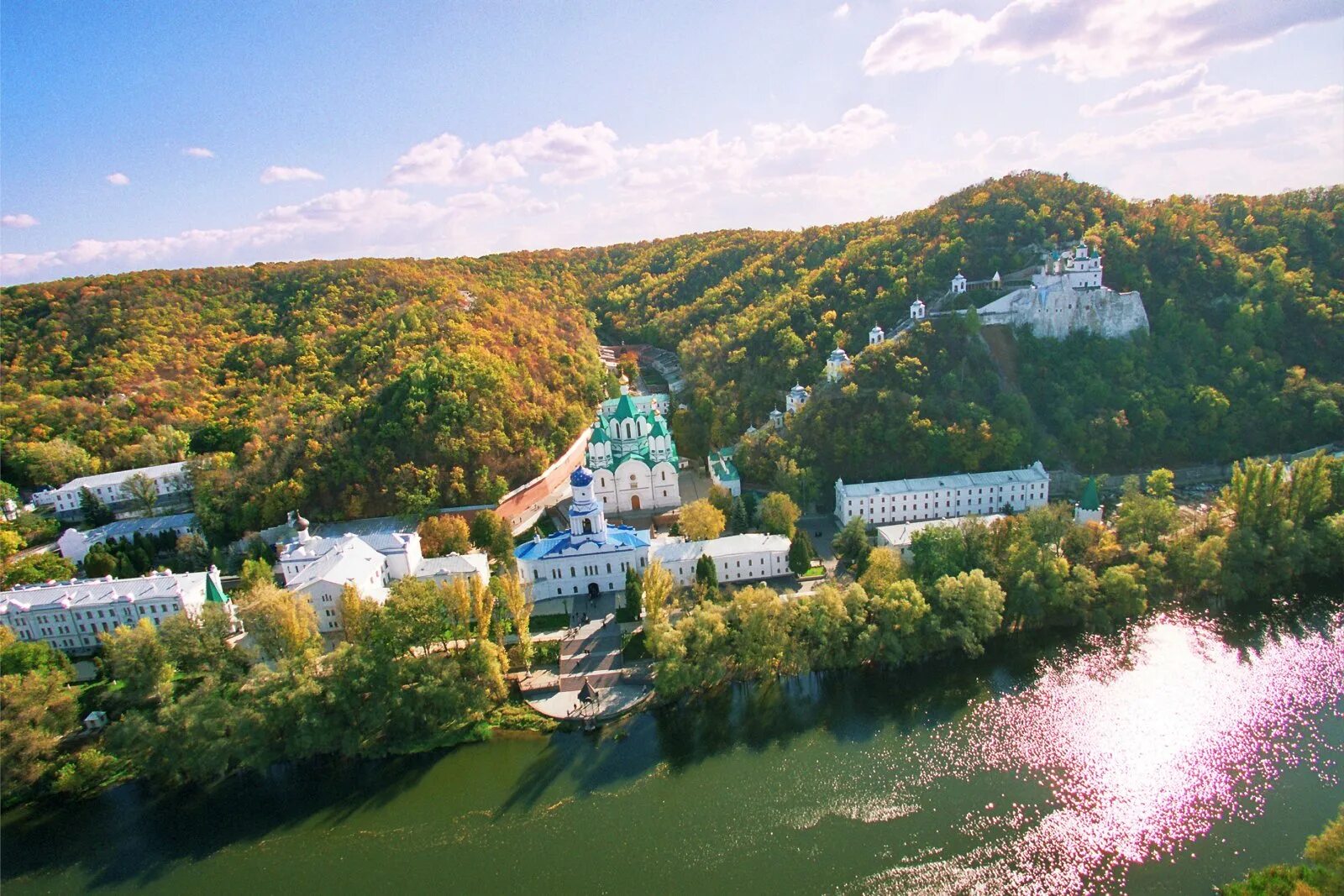 славяногорск донецкая область. святогорск. славяногорск. славяногорск монастырь в скале. святогорский монастырь славяногорск.