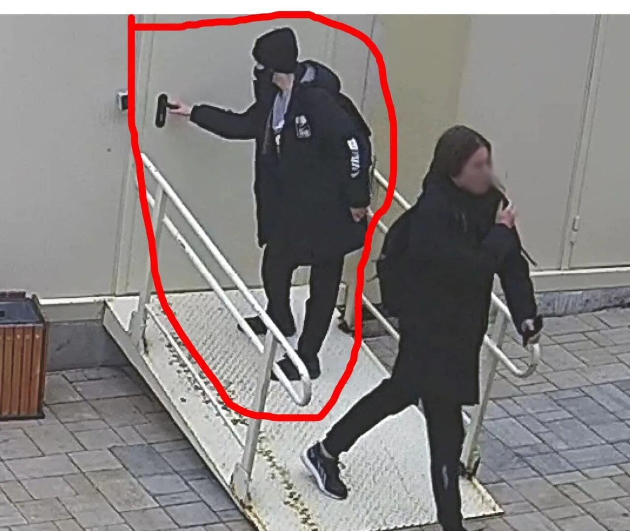 Справляет нужду видео
