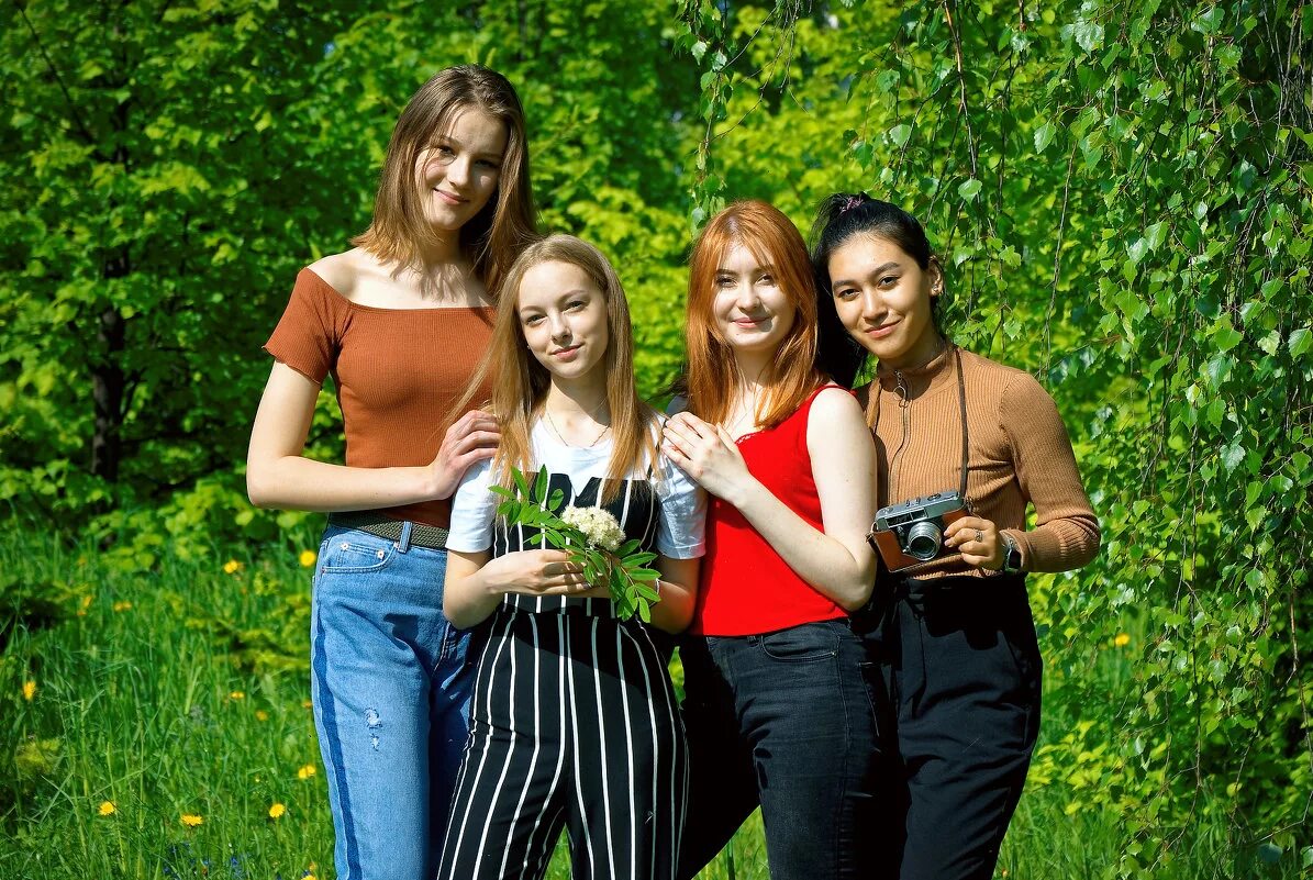 классы без девчонок. корейские девушки в школе. выпускницы в школьной форме. девушки выпускницы. самая популярная девушка в школе.