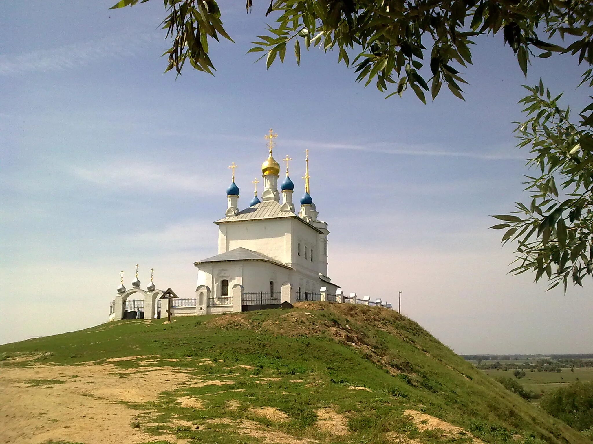 успенский женский скит епифань. храм на холме в курской области. церковь на холме псковская область. храм на холме северская. пейзаж,холмы,церковь моравия.