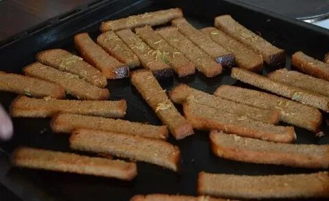 Пожарить гренки из черного хлеба на сковороде