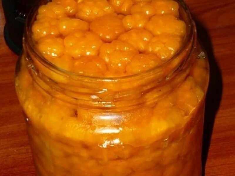 Морошка на зиму без варки. Моченая морошка. морошка ягода варенье. компот из морошки. варенье из морошки на зиму.