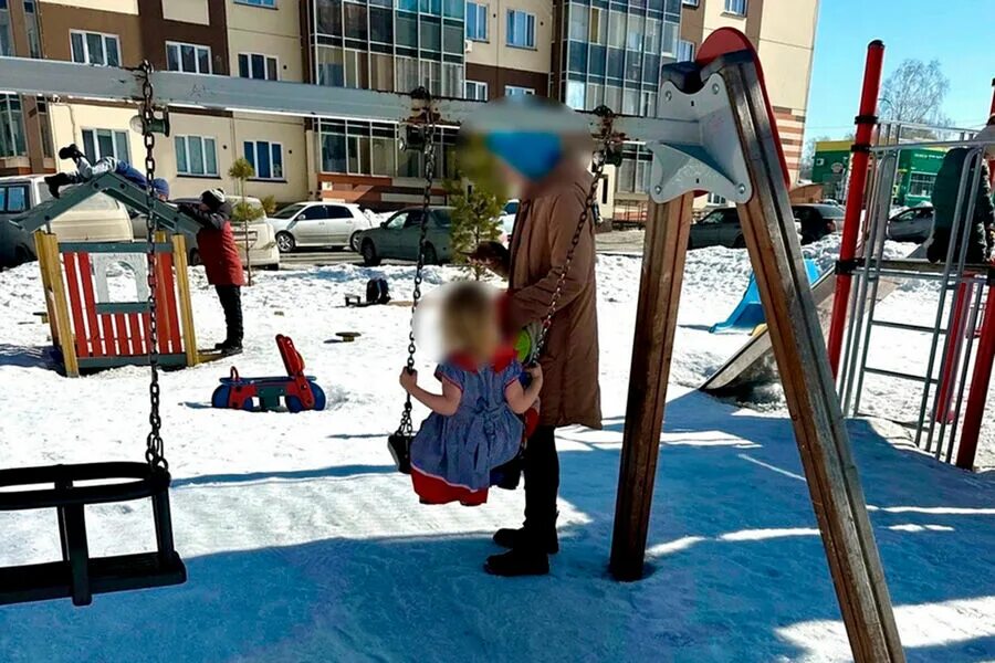 Две женщины и два ребенка на улице. Женщины из новосибирска. Самые опасные районы новосибирска. О женщина. В новосибирске сбил женщину с ребенком.